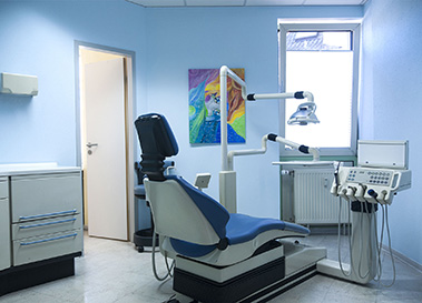 Blauer Behandlungsraum Zahnarzt Gießen