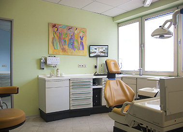 Gelber Behandlungsraum Zahnarzt Gießen